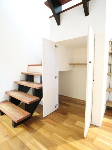 御薗宇戸建ての収納|階段下収納