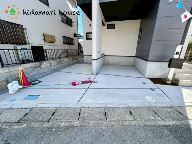 蓮田市西城1丁目　新築戸建　ブルーミング01の駐車場