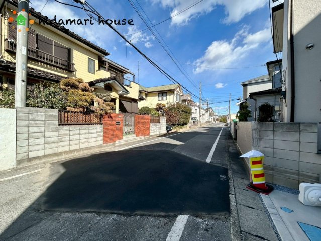 蓮田市西城1丁目　新築戸建　ブルーミング01の前面道路含む現地写真