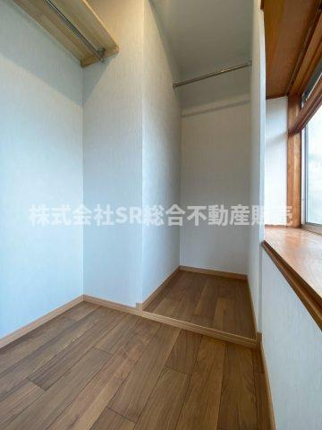 稲葉1丁目中古戸建の収納|容量たっぷりのウォークインクローゼット♪洋服をたくさん収納できます！