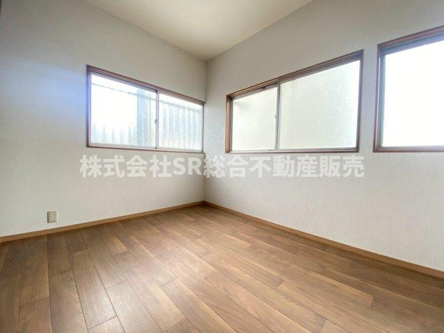 稲葉1丁目中古戸建の洋室|全室2面採光で日中は電気なしでも室内が明るいです♪