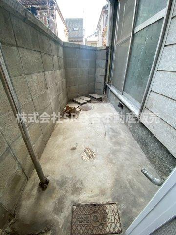 稲葉1丁目中古戸建のその他共用部分|小さいですが庭として、植木鉢置いたり、お子様の外用のおもちゃを置いたりできます！