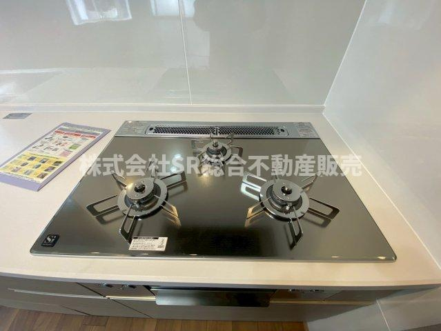 稲葉1丁目中古戸建のキッチン|3口コンロ、グリル付きです！