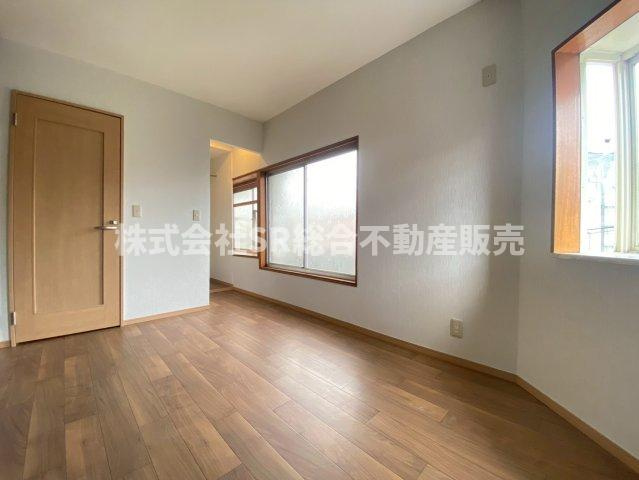 稲葉1丁目中古戸建の寝室|開放的な寝室です