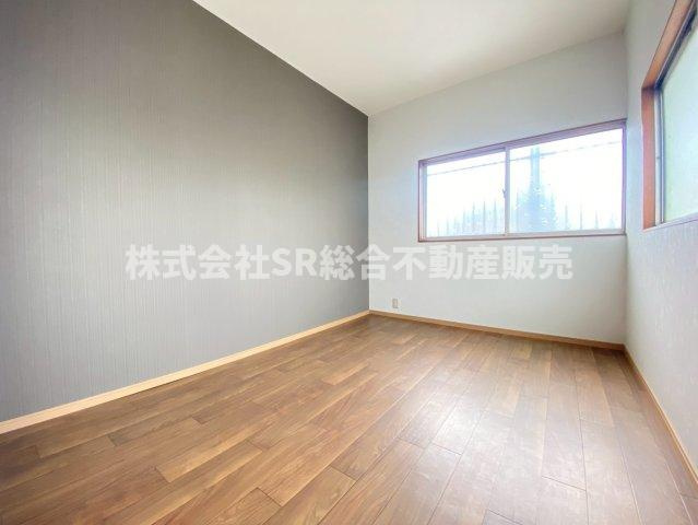 稲葉1丁目中古戸建の洋室|落ち着いた色調の洋室です