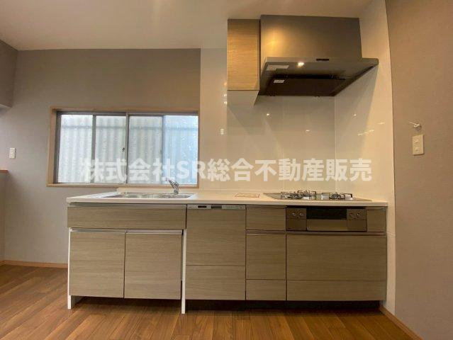 稲葉1丁目中古戸建のキッチン|食洗機もあり設備が充実したシステムキッチンで快適にお料理できます♪