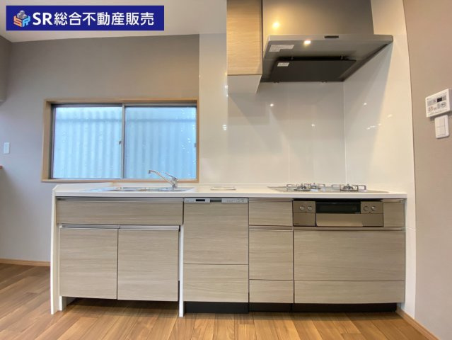 稲葉1丁目中古戸建のキッチン|食洗機もあり設備が充実したシステムキッチンで快適にお料理できます♪
