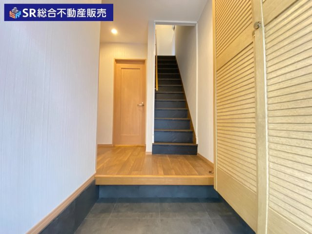 稲葉1丁目中古戸建の玄関|玄関にはシューズボックスもあり広く使えます！