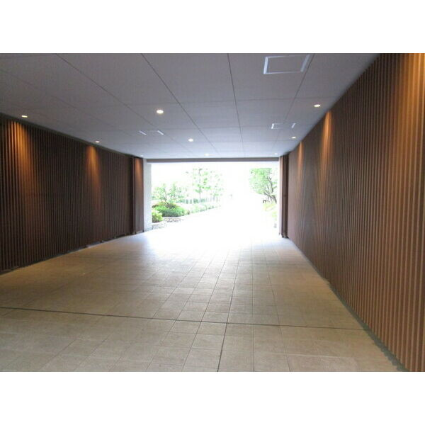 ファミールハイツ北大阪1号棟のエントランス