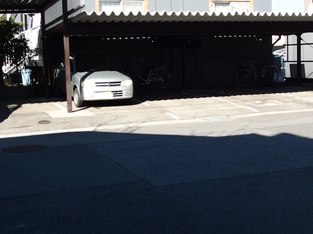 グリンティア日名の駐車場