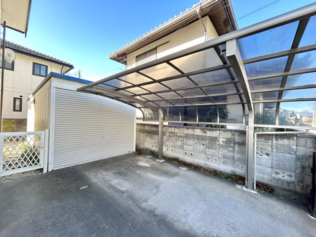 【中古戸建】高崎市浜尻町の駐車場|■カーポート｜カーポート付きの駐車場になっていますので、愛車もしっかり守れて安心です！