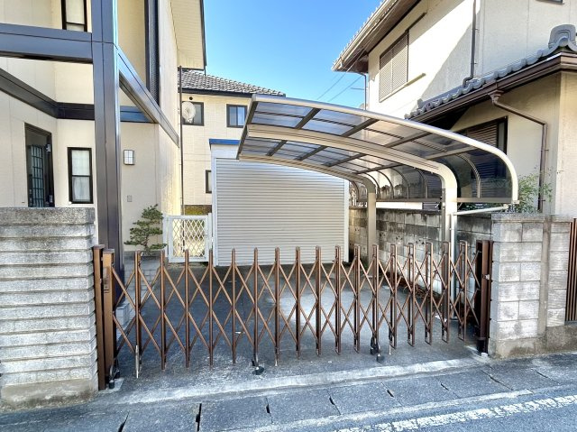 【中古戸建】高崎市浜尻町の駐車場|■カーポート｜駐車スペースもしっかりありますので、安心できます！カーポート付きの駐車場なのでより安心です♪