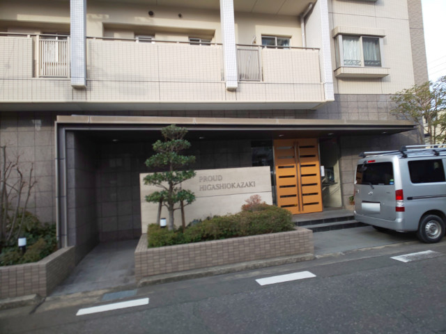 プラウド東岡崎のエントランス