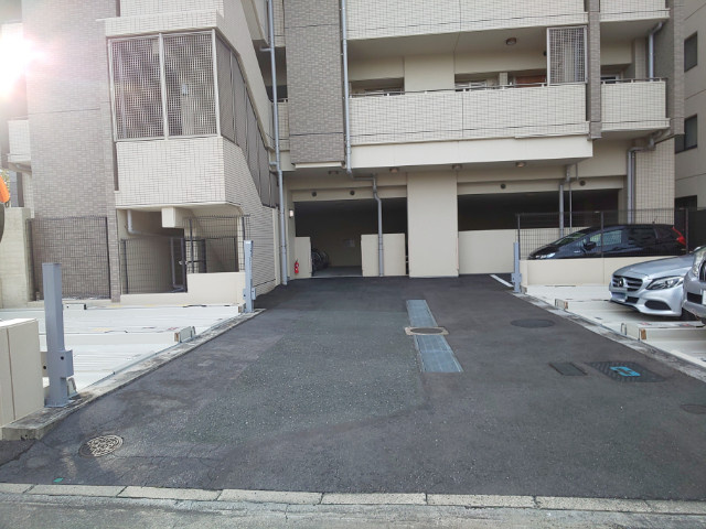 プラウド東岡崎の駐車場