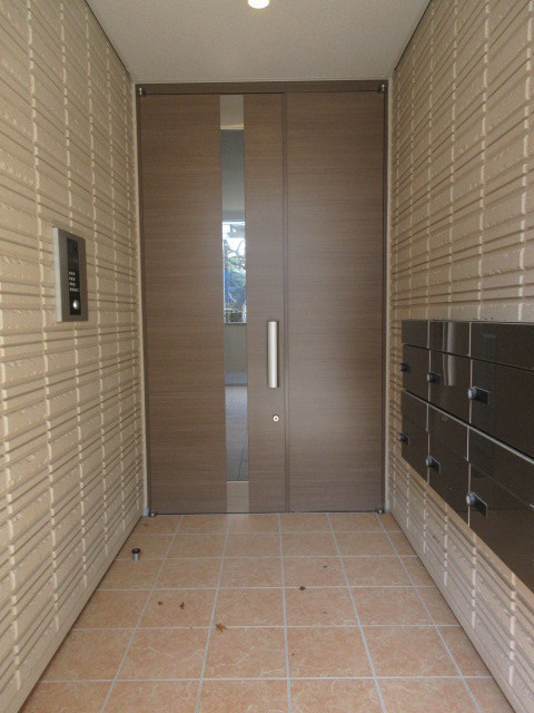 フォレストメゾンのエントランス|オートロック付きで安心設計