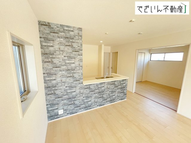 【居間・リビング】 | Livele Garden.S熊谷市万平町第3　新築住宅 | ≪4号棟≫洋室と隣接したリビングは、遊び場にもお昼寝スペースにも。育児と家族時間が無理なく両立できる、優しい間取りです。
現地(2026年3月撮影)