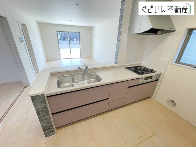 【キッチン】 | Livele Garden.S熊谷市万平町第3　新築住宅 | ≪4号棟≫広がるやすらぎのプライベート空間。大きい窓から射しこむ眩い光が、広々としたリビング空間を鮮やかに映し出します。
現地(2026年3月撮影)