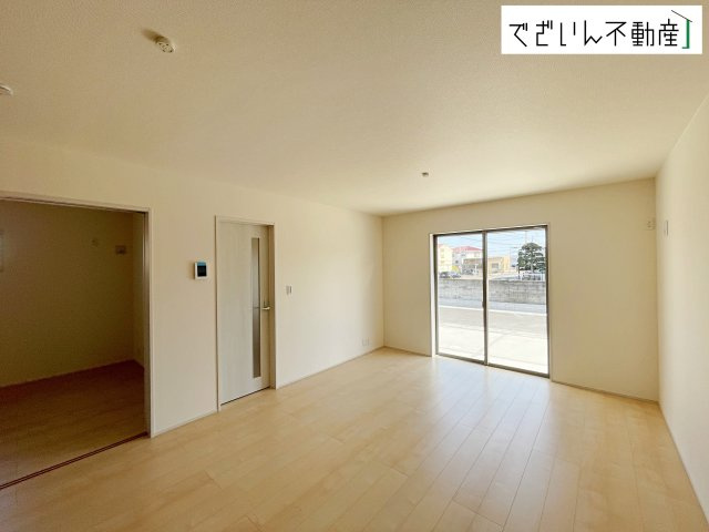 【居間・リビング】 | Livele Garden.S熊谷市万平町第3　新築住宅 | ≪4号棟≫南からたっぷり差し込む陽光が、家族の団らんをあたたかく照らす。広々としたLDKは、子どもが走り回っても余裕のある安心空間です。
現地(2026年3月撮影)