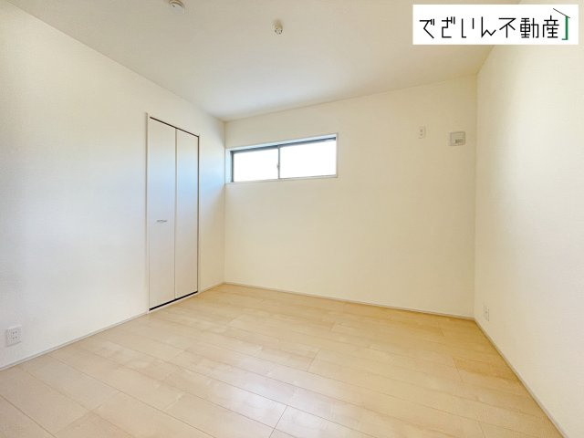 【洋室】 | Livele Garden.S熊谷市万平町第3　新築住宅 | ≪4号棟≫センスが求められるプライベート空間だからこそ、自分の個性を飾るにふさわしい癒しと寛ぎの空間を演出します。
現地(2026年3月撮影)