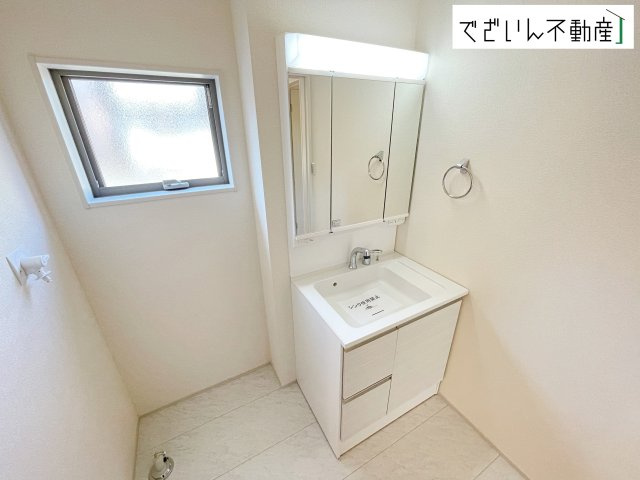 【独立洗面台】 | Livele Garden.S熊谷市万平町第3　新築住宅 | ≪4号棟≫朝の支度も家族並んでスムーズに。洗面台の広さと収納力が、忙しい毎日を支えてくれます。
現地(2026年3月撮影)