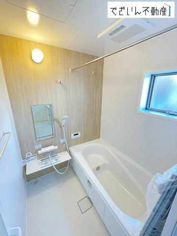【浴室】 | Livele Garden.S熊谷市万平町第3　新築住宅 | ≪4号棟≫清潔感のあるバスルームは、忙しい毎日の中でほっと一息つける場所。育児の合間に、心も体もリセットできる大切な時間が生まれます。
現地(2026年3月撮影)