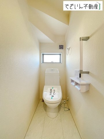 【トイレ】 | Livele Garden.S熊谷市万平町第3　新築住宅 | ≪4号棟≫シンプルで清潔感のある空間は、毎日使う場所だからこそ嬉しい。家族みんなが快適に過ごせる工夫が詰まっています。
現地(2026年3月撮影)