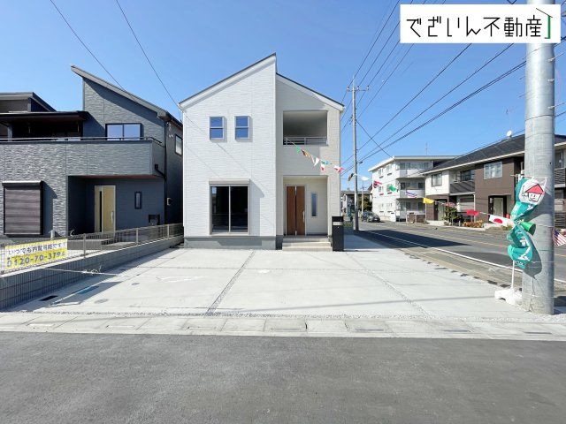 【外観】 | Livele Garden.S熊谷市万平町第3　新築住宅 | ≪4号棟≫街並みに馴染む、シンプルで洗練された佇まい。暮らしにちょっとした遊び心を添えてくれるお家です。
現地(2026年3月撮影)