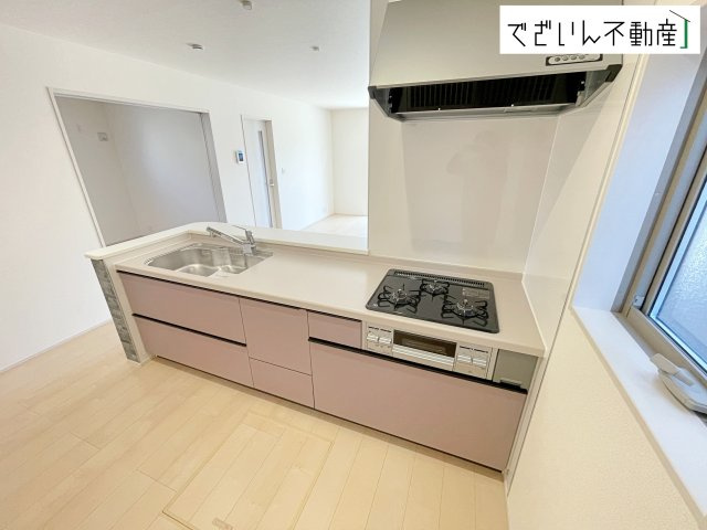 【キッチン】 | Livele Garden.S熊谷市万平町第3　新築住宅 | ≪4号棟≫共働きでも無理なく使える効率的なレイアウト。夕食の準備も、家族の会話を楽しみながら進められる、心地よいキッチンです。
現地(2026年3月撮影)
