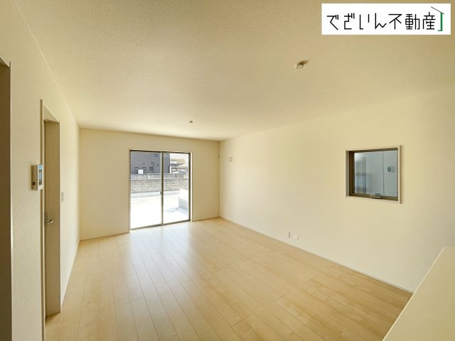 【居間・リビング】 | Livele Garden.S熊谷市万平町第3　新築住宅 | ≪4号棟≫南からたっぷり差し込む陽光が、家族の団らんをあたたかく照らす。広々としたLDKは、子どもが走り回っても余裕のある安心空間です。
現地(2026年3月撮影)