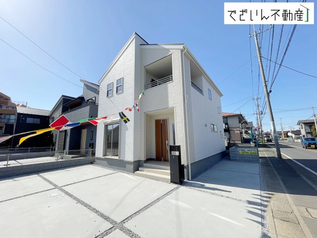 【外観】 | Livele Garden.S熊谷市万平町第3　新築住宅 | ≪4号棟≫東南向きの穏やかな佇まいが、家族の新しい日常を優しく包み込む。静かな街並みに、安心して子育てできる環境が整っています。
現地(2026年3月撮影)