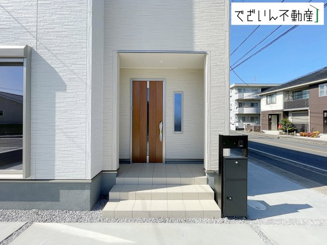 【玄関】 | Livele Garden.S熊谷市万平町第3　新築住宅 | ≪4号棟≫宅配BOX付きの門柱・POSTがあります！穏やかな佇まいが、家族の新しい日常を優しく包み込む。静かな街並みに、安心して子育てできる環境が整っています。
現地(2026年3月撮影)