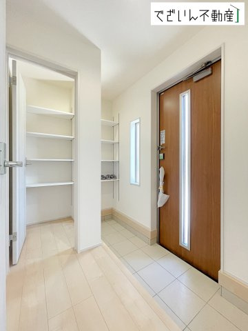 【玄関】 | Livele Garden.S熊谷市万平町第3　新築住宅 | ≪4号棟≫「ただいま」と「おかえり」が自然と交わされる、明るく開放的な玄関。家族の絆が深まる場所です。
現地(2026年3月撮影)