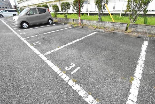 ビレッジハウス北条2号棟の駐車場