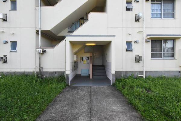 ビレッジハウス北条2号棟のエントランス