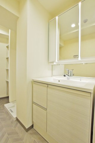 ソルディオ武庫之荘本町の独立洗面台|三面鏡付き洗面台は収納豊富。大きめの美容家電も収納することができるため、朝の身支度をここだけで済ますことができます。