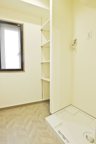 ソルディオ武庫之荘本町の独立洗面台|洗濯パンの横に棚がございます。洗剤やタオルなど、水回りの品を一ヶ所にまとめて置いておくことができて便利ですね。