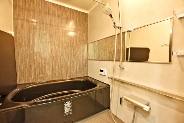 ソルディオ武庫之荘本町の浴室|2024年3月に新調したお風呂です。浴室乾燥機がついているため、効率よく換気を行え、カビ予防に繋がります。