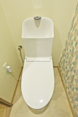 ソルディオ武庫之荘本町のトイレ|温水洗浄便座つきのお手洗いです。真冬でも暖かい便座を快適にお使いいただけます。またお掃除が楽で、清潔に保てるところも良いところですね。