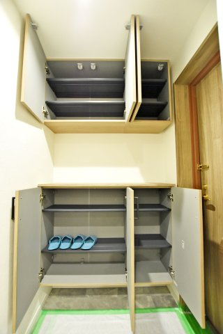 ソルディオ武庫之荘本町の玄関|シューズボックスの上にはお好みのインテリアや写真で飾りつけて自分だけの色を出すことができます。