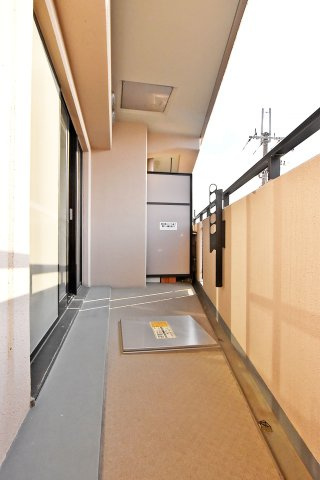 ソルディオ武庫之荘本町のバルコニー|バルコニーは東西に2面ございます。片方はお洗濯物を干す用、もう片方はガーデニングや家庭菜園などの趣味用など、用途を分けてお使いいただけます。