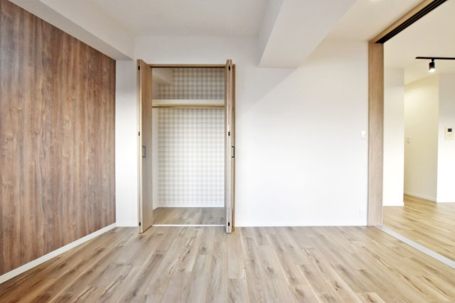 ソルディオ武庫之荘本町の洋室|収納は小さめですが、ハンガーをかけるレールや棚が付いているため、見た目によらず大容量となっております。