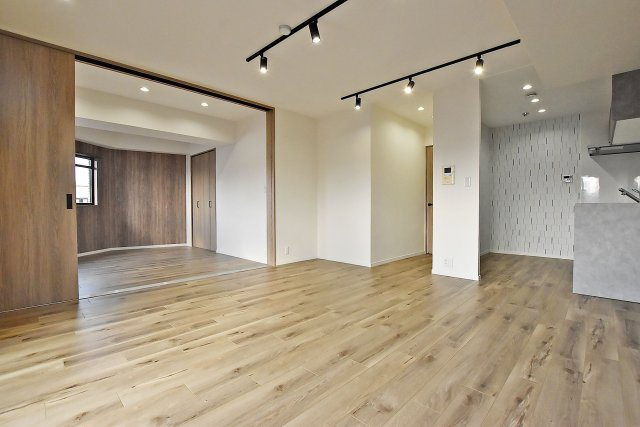 ソルディオ武庫之荘本町の居間・リビング|12.2帖のリビングです。ダイニングテーブルとソファを置いても余裕があり、ご家族全員が集まってもゆったりとお過ごしいただけます。