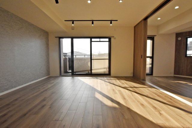 ソルディオ武庫之荘本町の居間・リビング|隣接した洋室は、居室以外にも、リビングと繋げてさらに広々とした空間を作ることができます。