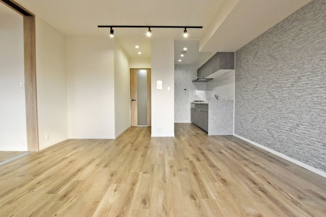 ソルディオ武庫之荘本町の居間・リビング|クロス・フローリング貼替、建具新調済みのため、室内大変美麗です。ぜひ一度ご内覧ください。皆様からのご連絡を心よりお待ちしております。