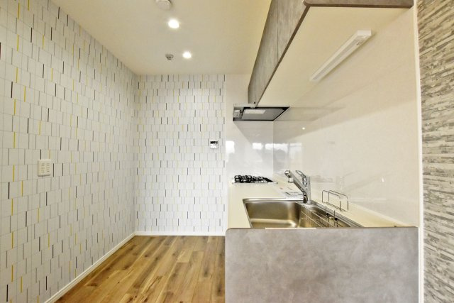 ソルディオ武庫之荘本町のキッチン|キッチンスペースが広く、人とすれ違っても手を止めることなく作業を進めることができます。ご家族やご友人とお料理するのが楽しそうですね。