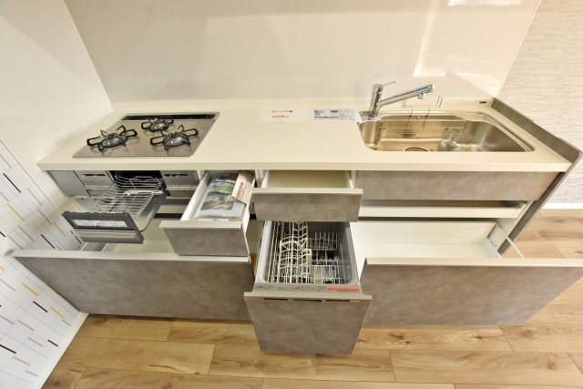 ソルディオ武庫之荘本町のキッチン|収納豊富なキッチンには、大きめのお鍋もすっきりと収めることができます。お料理好きな方やご家族が多い方でも安心です。