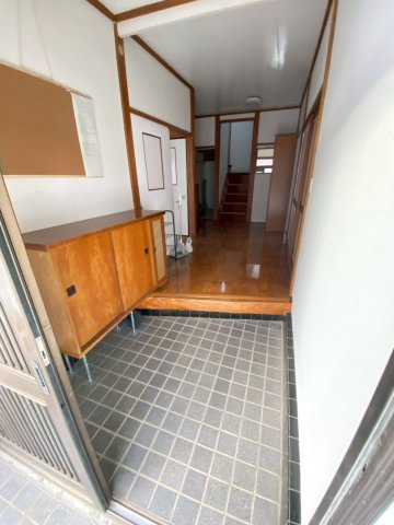 【玄関】 | 会社寮・事務所利用可！駐車12台OKの大型戸建て