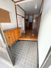 【玄関】 | 会社寮・事務所利用可！駐車12台OKの大型戸建て