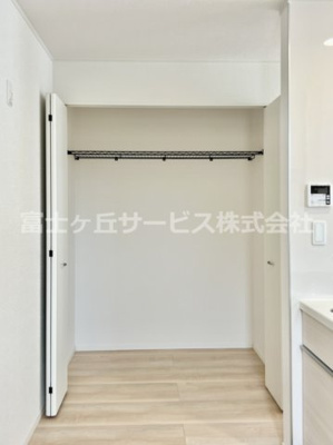 【収納】 | 沼津市大岡 33期 新築一戸建て 1号棟 | キッチン横に収納があります
