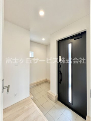 【玄関】 | 沼津市大岡 33期 新築一戸建て 1号棟 | 明るい玄関です